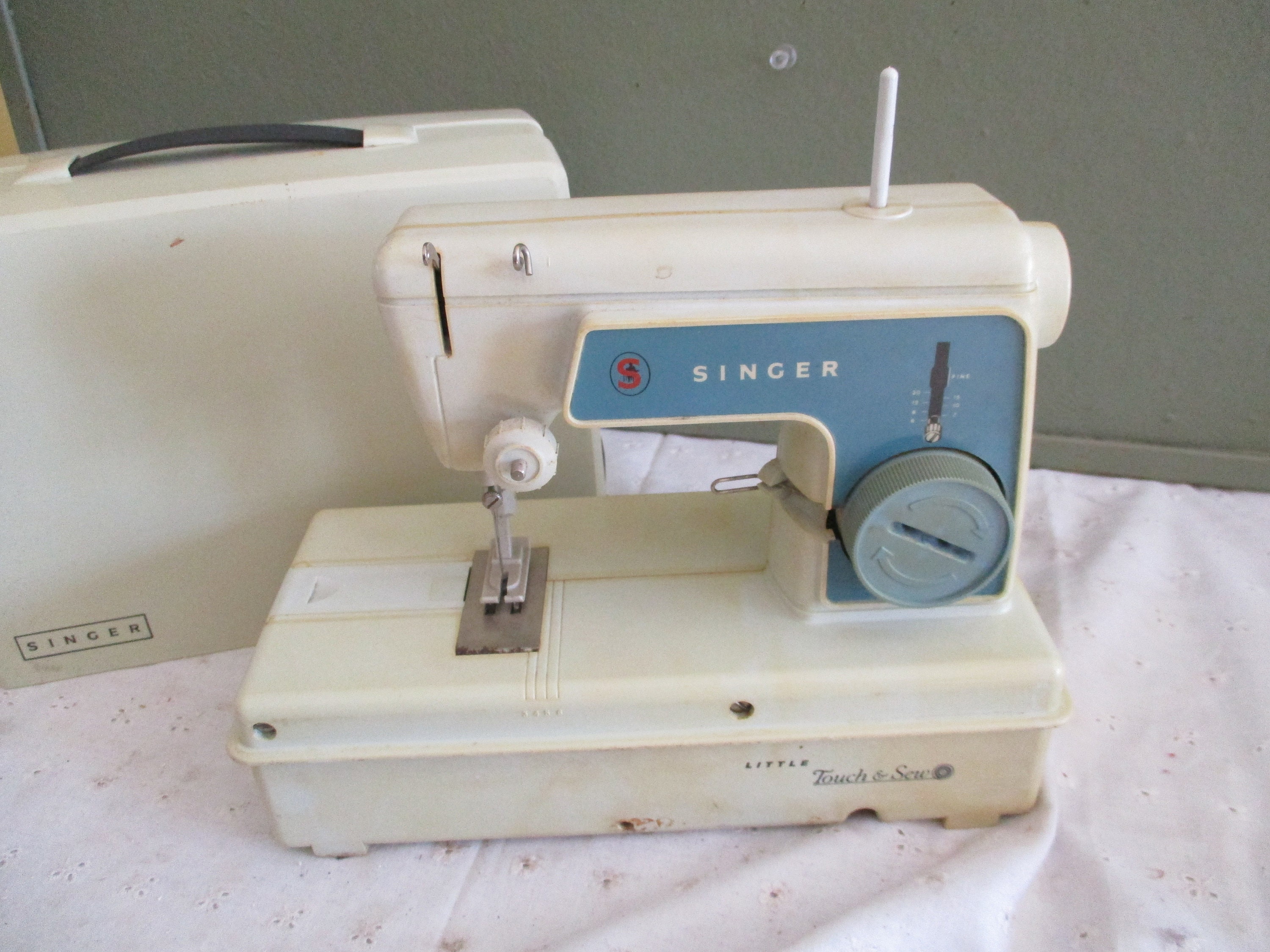 Vintage Singer Deluxe Zig-Zag Sewing Machine Accessories Model 620 Part  161848