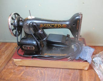 Singer Sewing Machine in Case Vintage/Antique  Serial No G3226647