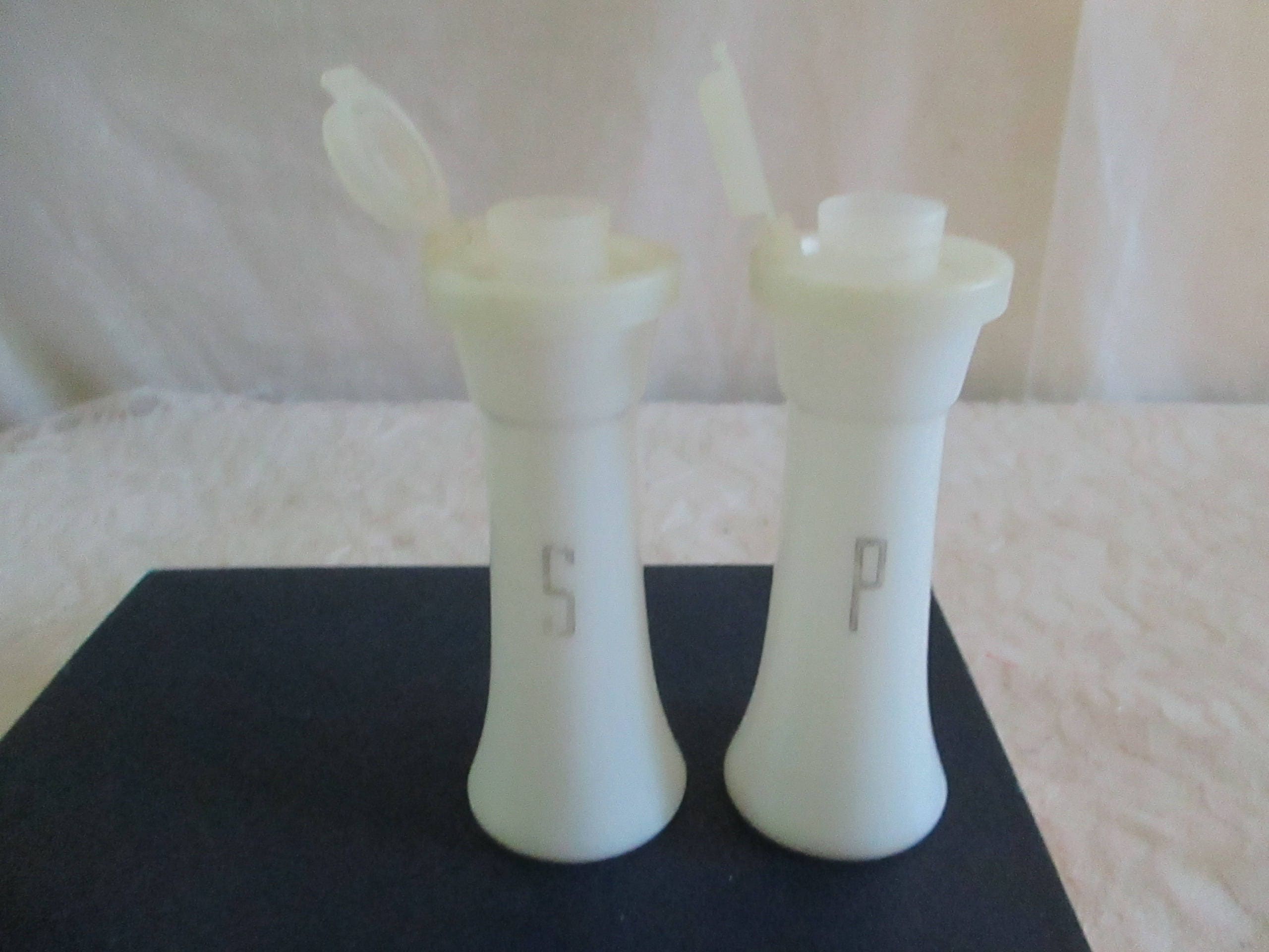 tupperware salt and pepper grinders