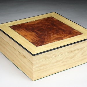 Moderne handgemachte Schmuckschatulle mit Prima Vera und Mahagoni mit Ebenholz und Abalone Inlays