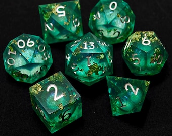Conjunto de dados Emerald Grove | Dados D&D com borda afiada verde-dourada | Dados poliédricos de resina feitos à mão com números prateados para RPG Dungeons & Dragons