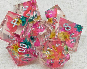 Bloemen hars DND dobbelstenen set, handgemaakte dobbelstenen met scherpe rand, hars polyedrische dobbelstenen set, TTRPG Dungeons and Dragons-cadeaus, Valentijnsdag