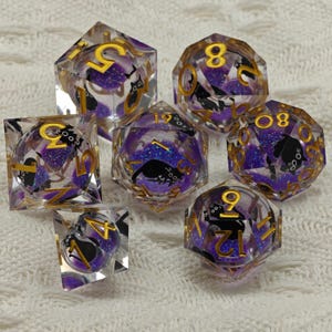 パープルキャット リキッドコア ダイス セット | DnD、TTRPG、RPG 用のハンドメイドのシャープエッジ樹脂製ダイス、パープルダイス、DND ダイス セット、Dnd ギフト