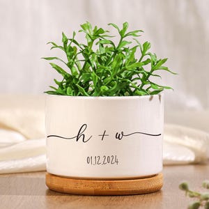 Macetas o jarrones de flores personalizados con fecha de boda y primera letra para parejas recién comprometidas / Regalos de aniversario de boda para recién casados