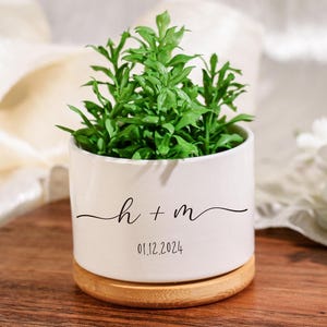 Macetas o jarrones de flores personalizados con fecha de boda y primera letra para parejas recién comprometidas / Regalos de aniversario de boda para recién casados