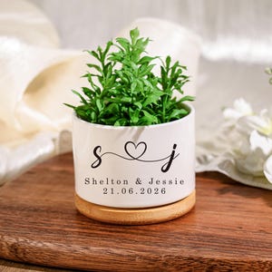 Pot de fleur d&#39;anniversaire personnalisé en céramique : cadeau de fiançailles personnalisé