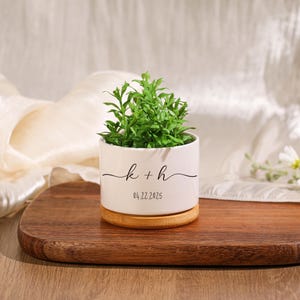 Macetas o jarrones de flores personalizados con fecha de boda y primera letra para parejas recién comprometidas / Regalos de aniversario de boda para recién casados