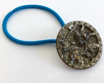 Goma para el cabello vintage con botón: Sujetador de coleta sofisticado de metal con estampado floral estilo preppy, botón de 2,5 cm.