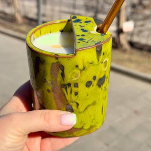 手作りの緑の陶器製トラベルマグ、ストロー用蓋付き、持ち運びに便利な陶器製マグ、モダンで素朴なスタイルのマグ、芸術的な陶器製コーヒートラベルタンブラー