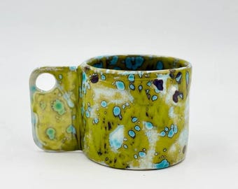 ハンドメイドの斑点模様のピースマグ - 光沢のあるグリーンの