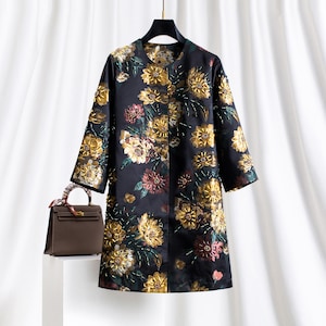 Handgeborduurde jas van bloemenjacquard: jas met 3D-kralen