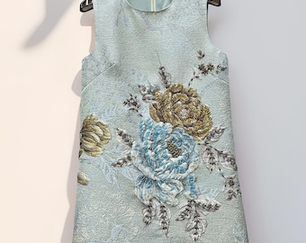 Handgeborduurde jurk met bloemenjacquard: jurk met 3D-bloemen met kralen