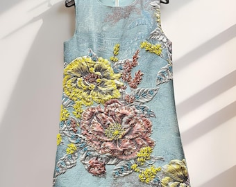 Handgeborduurde jurk met bloemenjacquard: jurk met 3D-kralen