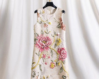 Handgeborduurde jurk met bloemenjacquard: jurk met 3D-bloemen met kralen
