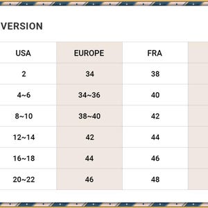 Op de afbeelding: Een maattabel met een gouden rand. De tabel vergelijkt maten uit de VS, Europa, Frankrijk en Itali&euml;. Maten vari&euml;ren van XS tot 2XL, met bijbehorende numerieke waarden voor elke regio. De tekst "SIZE CONVERSION" staat bovenaan.