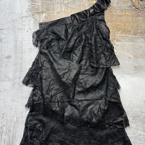 MISS SIXTY Vintage zwarte kanten jurk met één schouder | Y2K Ruffle cocktailjurk | Gotische romantische Miss Sixty-mode uit de jaren 2000