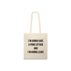 Peut inclure: Sac fourre-tout crème avec le texte noir "I'M GONNA HAVE A PANIC ATTACK AND I'M GONNA LEAVE". Le sac a deux longues poignées et est fait d'un tissu robuste. Le texte est centré sur le devant du sac.