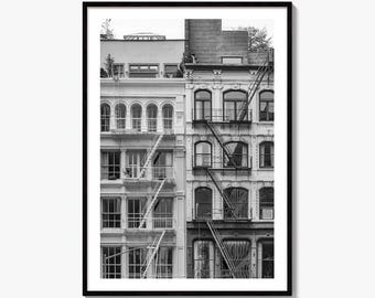 Fotografia artística em preto e branco de uma escada de incêndio em Nova York, impressão de arte para parede externa de prédio.