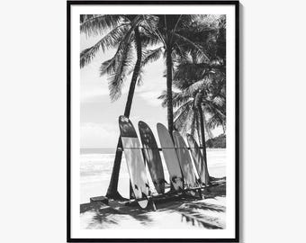 Zwart-wit fotoprint van surfplanken, poster met palmboom als wanddecoratie.