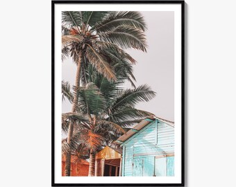 Impresión fotográfica de bellas artes de palmeras, póster de cabaña de playa en tonos pastel, decoración de pared costera tropical.
