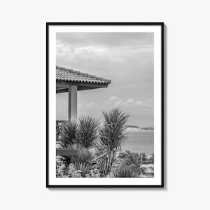 Strandhaus schwarz weiss Fine Art Photo Print, Brasilien, Tibau do Sul, Küstenlandschaft am Wasser
