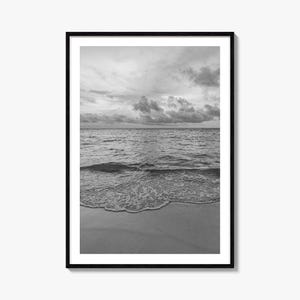 Calm Beach Print, Fine Art Schwarzweiß Fotografie Poster, Küstenwanddekoration, Meerlandschaft, Meer Wohndekor
