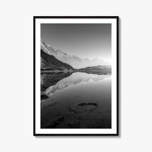 Impresión artística de paisaje de lago matutino / Póster de fotografía en blanco y negro para decoración