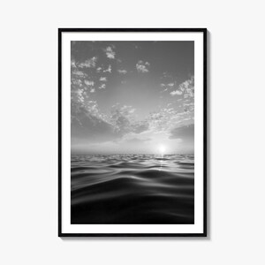 Impresión de puesta de sol tranquila / Póster de fotografía artística en blanco y negro para una decoración hogareña tranquila
