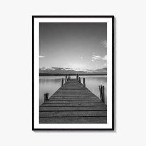 Impresión artística de muelle de madera / Póster de fotografía en blanco y negro / Arte de decoración rústica para el hogar / Arte mural oceánico / Estética costera