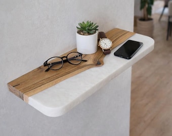 Estantería de pared moderna hecha a mano de nogal y resina epoxi para la entrada o el pasillo.