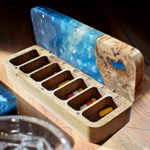 Organizador de pastillas de epoxi para 7 días, pastillero de madera, pastillero de viaje moderno, organizador de medicamentos portátil, caja de vitaminas única, planificador semanal de pastillas de madera
