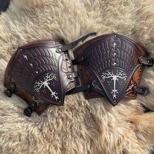 Classic Ranger Leather Bracers - Handcrafted - Perfect for Larp, Cosplay, Cinema and Theatre
