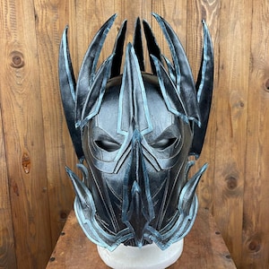 Fantasy dunkler Ritterhelm - handgefertigt - perfekt für Larp, Cosplay, Renfair, Kino und Theater