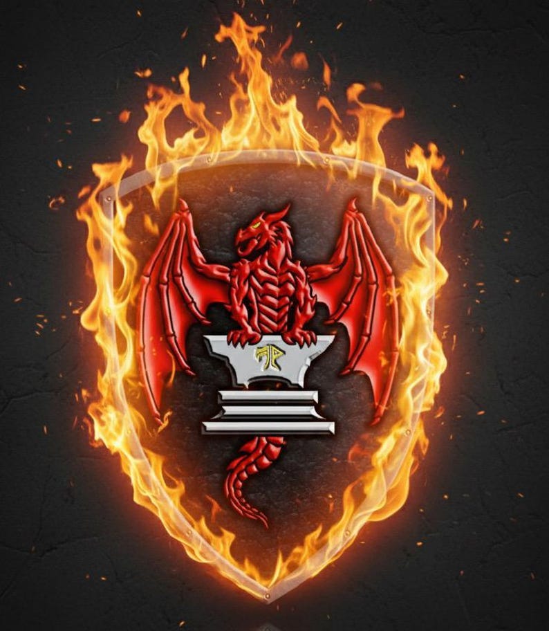 Puede incluir: Un dise&ntilde;o de escudo con un drag&oacute;n rojo con alas extendidas, sobre un fondo de llamas. El drag&oacute;n est&aacute; centrado en un yunque plateado, con un emblema dorado y plateado. El escudo est&aacute; delineado en dorado, con un fondo oscuro.