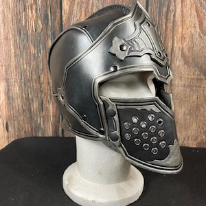 Verzierter RITTER Helm mit abnehmbarer Maske - handgefertigt- perfekt für Larp, Cosplay, Renfair, Kino und Theater