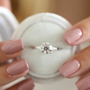 Bague De Fiançailles En Or Blanc 14k Avec Moissanite 3.30 Carats | Taille 7, Ronde, Blanche | Sur Mesure