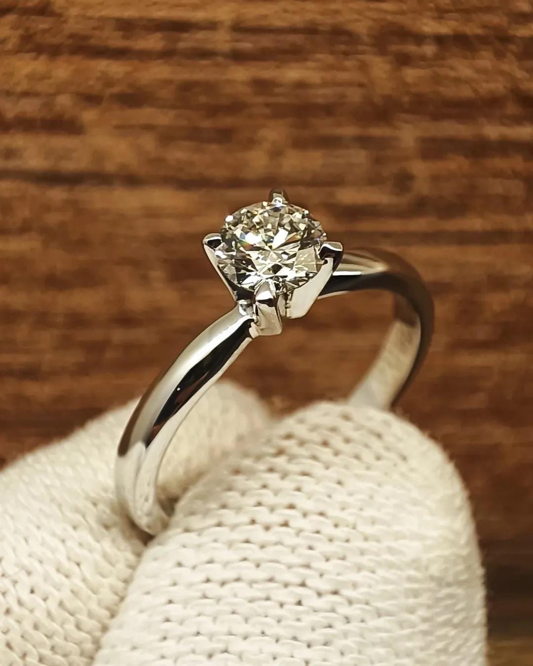 Fede Nuziale In Oro Bianco Massiccio 14 Kt Taglio Tondo Moissanite
