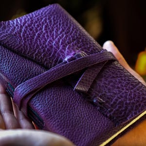 Quaderno, taccuino, grimorio in pelle porpora violetto, formato A6, 180 pp, hand made, calligrafia, disegno, carta fatta a mano