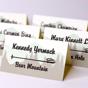 Ski Mountain bedrukte plaatskaart voor buiten- of wintersportbruiloften of evenementen, kies lettertype en kleur, arriveer snel, opgevouwen en klaar voor gebruik