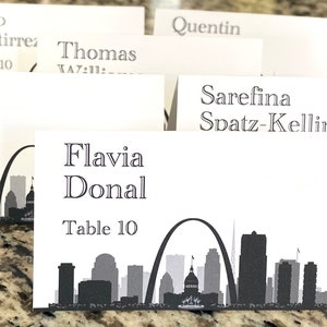 Tarjeta de lugar impresa con el horizonte de St. Louis con nombre del huésped y mesa para bodas o eventos, llega lista para usar