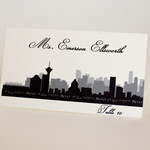 Vancouver Skyline bedrukte plaatskaart voor bruiloften of feesten, kies lettertype en kleur, arriveer gevouwen en klaar voor gebruik. Snelle doorlooptijd