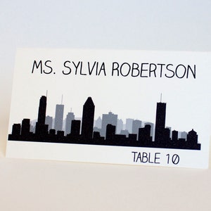 Carte de place Skyline de Montréal imprimée avec le nom de l'invité et la table pour votre mariage ou événement, choisissez la couleur et la police