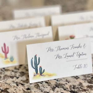 Cartões de lugar impressos Desert Cactus com nomes de convidados e mesa, 8 ícones para escolher, escolha a fonte e a cor do papel, chegue pronto para usar