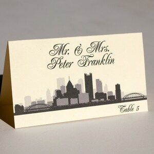 Tarjeta Pittsburgh Skyline Place con el nombre del huésped y la mesa, llega impresa y doblada, lista para usar, personaliza la fuente y el color