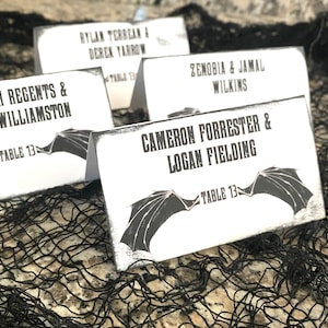 Marque-place imprimé ailes de chauve-souris pour mariage ou fêtes gothiques ou d'Halloween, numéros de table assortis disponibles, choisissez la police et la couleur