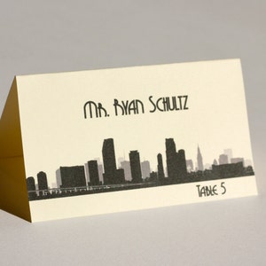 Tarjeta de lugar impresa del horizonte de Miami con nombre y mesa del invitado, personalice el color y la fuente para su boda o evento, envío rápido