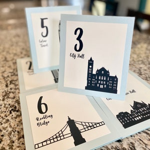 Número de mesa de Cincinnati para decoración de bodas o fiestas. Elija entre más de 30 puntos de referencia. Elija fuente y colores. Alta calidad. Envío rápido.