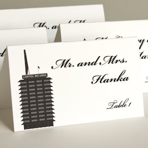 Tarjeta de lugar impresa con lugares emblemáticos de Los Ángeles para bodas o fiestas. Llega doblado y listo para usar, elige tipografía y colores. Envío rápido