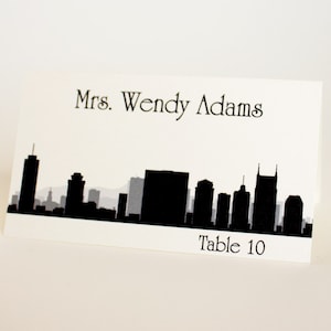 Nashville Skyline Place Card met gastnaam en tafel voor bruiloften of evenementen, wordt gedrukt en gevouwen geleverd, kies kleur en lettertype
