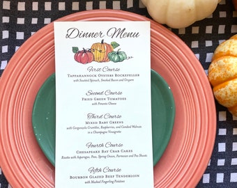 Puede incluir: Un menú de cena con temática otoñal. El menú incluye seis platos: Ostras Rockefeller de Tappahannock, Tomates verdes fritos, Mezcla de verduras baby, Tartas de cangrejo de la bahía de Chesapeake, Solomillo de ternera glaseado con bourbon y Plátanos Foster.